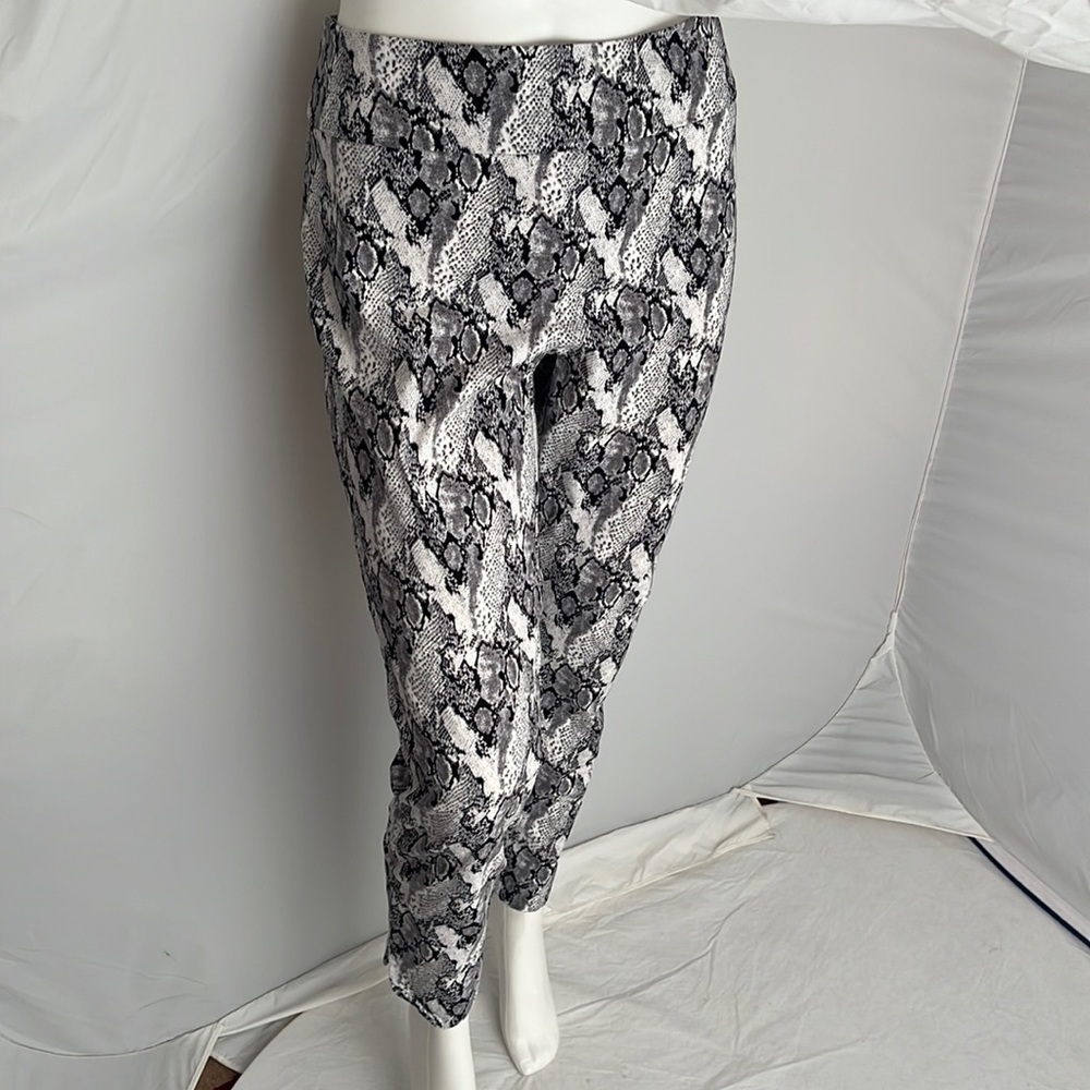 UP! Tummy control white and black control pattern crop leggings